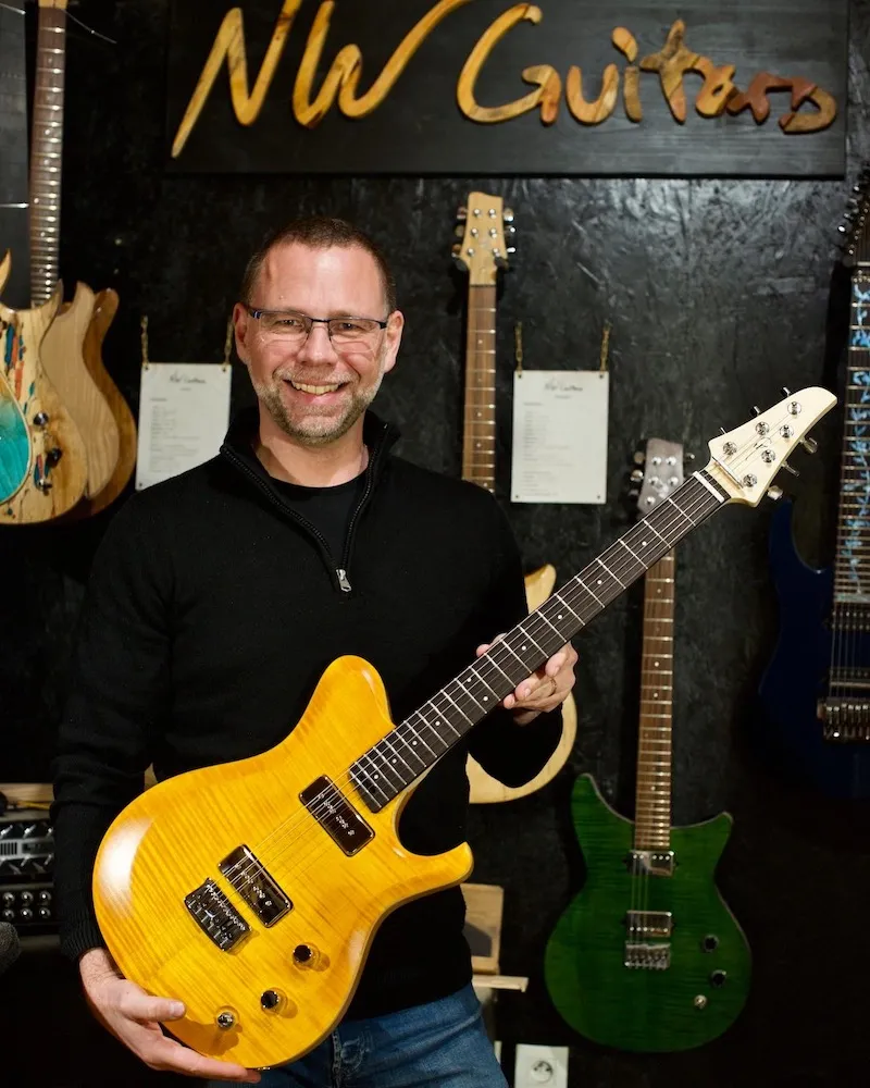 https://www.walkoguitars.com/wp-content/uploads/2023/10/stage-fabrication-guitare-roadone-nw-guitars-flamed-maple-erable-onde-teinte-yellow-guitar.webp